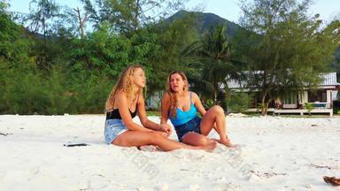 年轻的微笑女士们假期有趣的<strong>海滩</strong>清<strong>洁白</strong>色沙子蓝色的背景